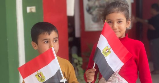 كرنفال احتفالى.. الأطفال يشاركون عائلاتهم فى انتخابات النواب 