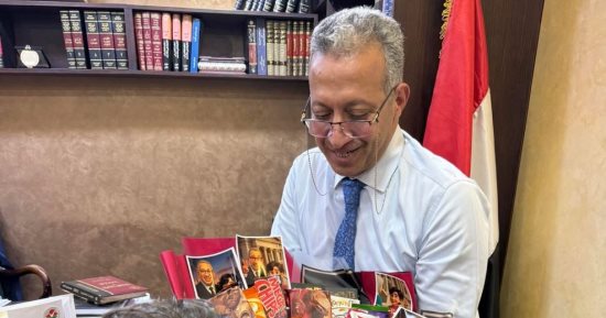 الطفل ياسين يقدم بوكيه شيكولاتة لمحاميه طارق العوضى تعبيرا عن امتنانه