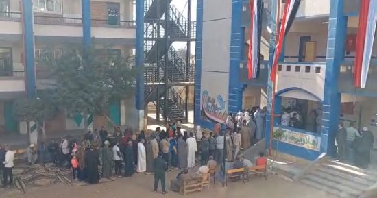 من كل سن ونوع.. الأجيال تصطف أمام لجنة الملك الكامل بالدقهلية