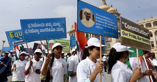 مسيرات بالأعلام.. الهند تحتفل بالذكرى الـ 76 ليوم الدستور