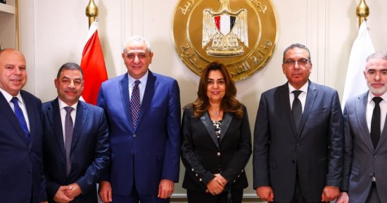 توقيع عقد إدارة وتشغيل مرفقي النقل الداخلي بمدينة طنطا والمحلة الكبرى