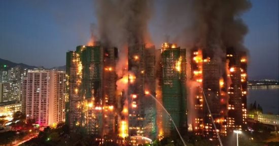 حريق هائل يلتهم مجمع سكنى فى هونج كونج