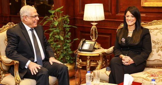 وزيرة التخطيط والنائب العام يشهدان تسليم 17 مركزا تكنولوجيا متنقلا للنيابة العامة