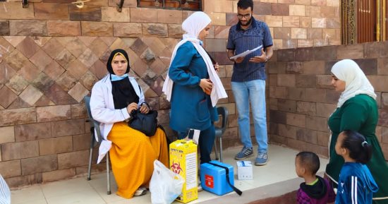 تطعيم 457 ألف طفل فى حملة الحصبة بأسوان بنسبة 81%.. صور