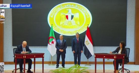 رئيس الوزراء ونظيره الجزائرى يشهدان توقيع عدد من وثائق التعاون بين البلدين