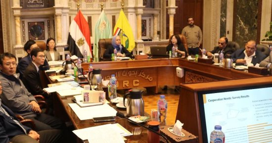 مركز بحوث الصحراء يستقبل وفد الأكاديمية الصينية للغابات لبحث تعزيز التعاون