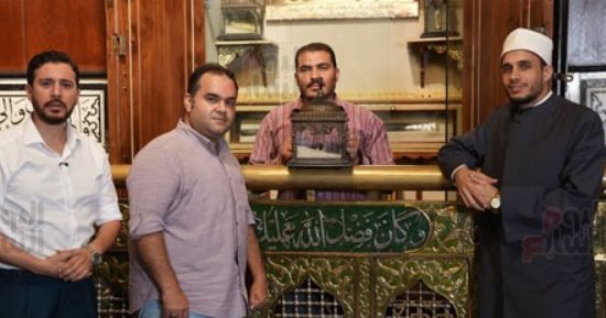 اليوم السابع داخل غرفة الآثار النبوية بمسجد الحسين.. تضم قميص وسيف وشعر الرسول ومكحلة.. شعرات للرسول طولها يتراوح بين 7- 10 سنتيمرات.. وجزء من عصا هدم بها الأصنام.. صور 