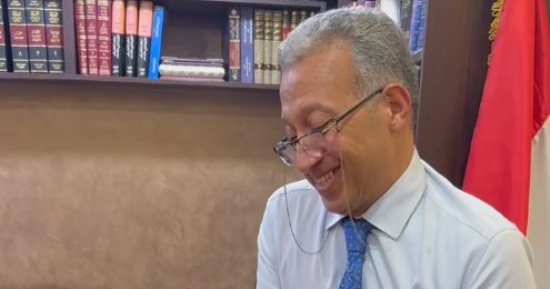 فيديو للطفل ياسين صاحب واقعة مدرسة دمنهور فى مكتب محاميه
