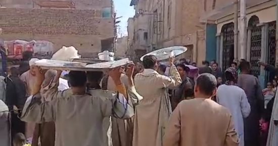86 عاما من الوفاء بالنذر.. قرية فى قنا تحيى ذكرى النجاة من الطاعون فى كل عام.. تقديم صوانى الطعام من المنازل وتجمع الكبار والصغار أمام مسجد القرية.. والأجيال يتناقلون الحكاية وسط دعوات شكر لله.. صور