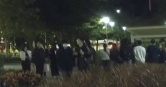 وقفة بالشموع لتأبين ضحايا حريق هائل اندلع فى مجمع سكنى بهونج كونج