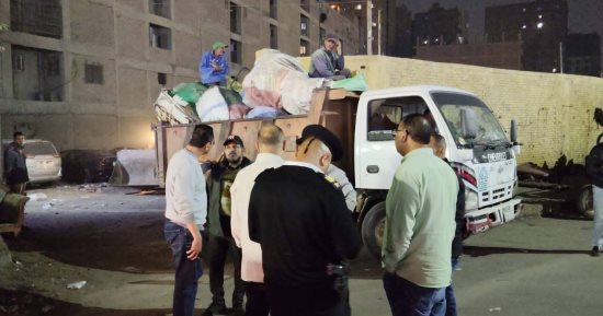 محافظة الجيزة تشن حملاتها على الفريزة والنباشين فى شارع فيصل.. صور