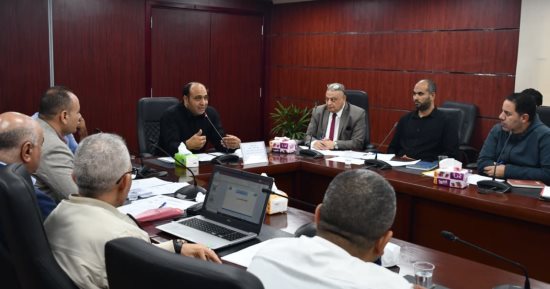 رئيس مياه الجيزة يجتمع بالقطاع التجارى والمتابعة ويشدد على تحسين الخدمات