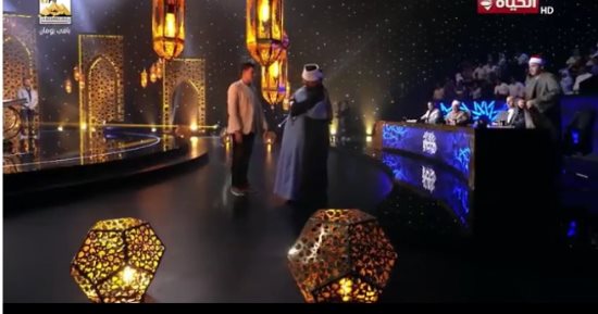 أسامة الأزهرى يجبر خواطر متسابقي دولة التلاوة.. وزير الأوقاف لمتسابق: يسعدنا إبراز موهبتك ويعانق آخر خاسر.. البرنامج يحتفى بالشيخ منصور الشامى.. ومصطفى حسنى يترك مقعده ليأخذ بيد متسابقين.. ويؤكد: باب ربنا مفتوح
