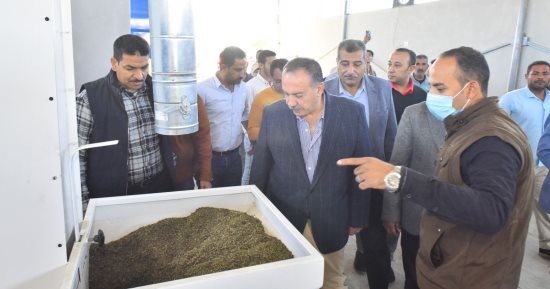 محافظ أسيوط يتفقد وحدة تجهيز النباتات العطرية والطبية بأبنوب 
