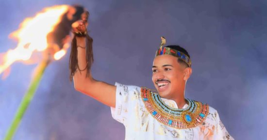 عريس فى أسوان يجسد شخصية توت عنخ آمون فى زفاف غير تقليدى.. صور