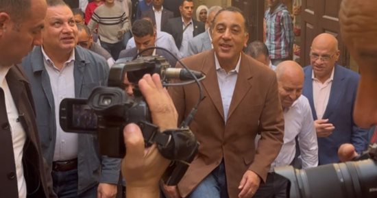 رئيس الوزراء يتفقد شارع الخيامية ويجري لقاءات مع أصحاب المحلات
