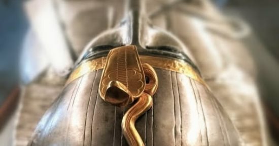 مقتنيات المتحف المصرى.. كوبرا تزين التابوت الفضى للملك بسوسنس الأول