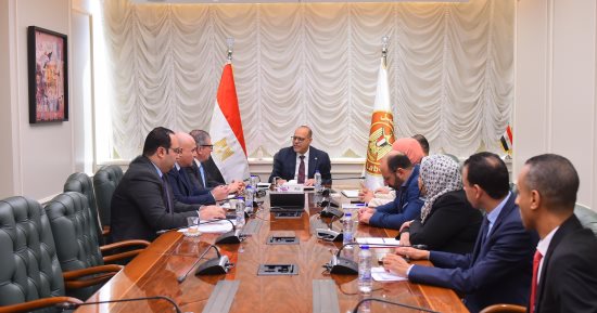 وزير العمل يبحث مع التأمينات آليات توسيع مظلة الحماية للعمالة غير المنتظمة 