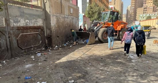 حملات نظافة لرفع المخلفات أسفل محور عمرو بن العاص بفيصل ومواجهة النباشين.. صور