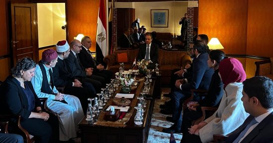 وزير الخارجية يلتقي أعضاء الجالية المصرية بإسلام آباد 