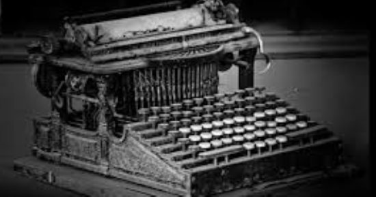 الآلة الكاتبة.. اختراع غير شكل الكتابة ومهد لعصر الكمبيوتر