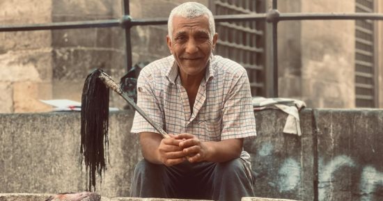 بائع السمك الذى أسر قلوب السياح فى شارع الخيامية.. عم كحلاوي حمل الشقاء منذ طفولته بأسيوط وكافح بالقاهرة ليؤمن حياة كريمة لبناته الأربع.. وهذه حكايته مع القطط التي وجدت لديه ما لم تجده في أي مكان.. صور