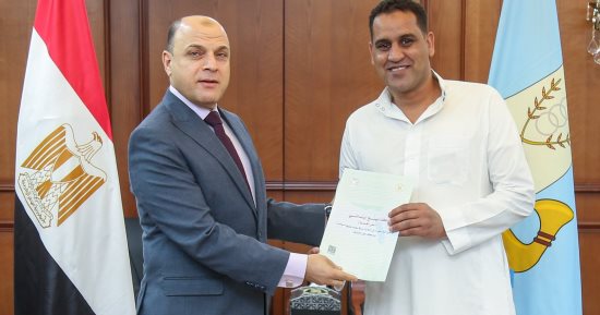 محافظ كفر الشيخ يُسلّم 14 عقد تقنين أراضي أملاك دولة للمستفيدين 