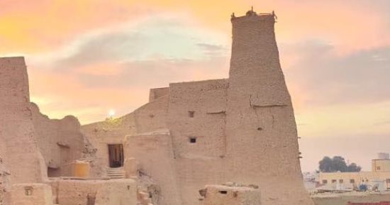 واحة سيوة تضم الجامع العتيق أقدم مساجد شمال أفريقيا ومسجد الشيخة حسينة داخل حصن شالى الأثرى.. المسجدان أبرز الآثار الإسلامية فى الواحة المدينة القديمة.. ومبنيان على الطراز السيوى الفريد بمادة الكرشيف.. صور