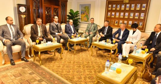 محافظ أسيوط يبحث مع وفد صيني تعزيز الاستثمارات والفرص الصناعية والزراعية