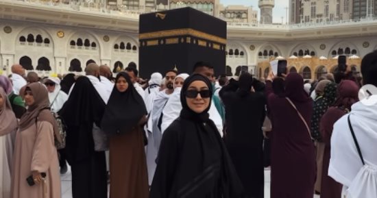 هند عبد الحليم تؤدى مناسك العمرة وتعلق: اللهم تقبل يارب العالمين