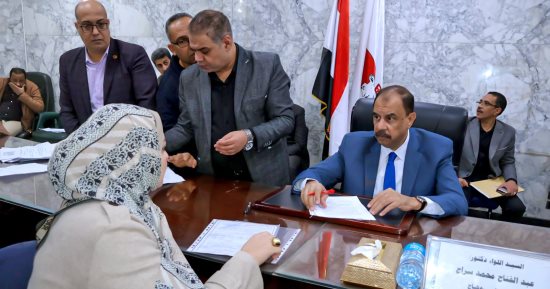 محافظ سوهاج يستمع إلى مطالب وشكاوى المواطنين فى اللقاء الجماهيرى