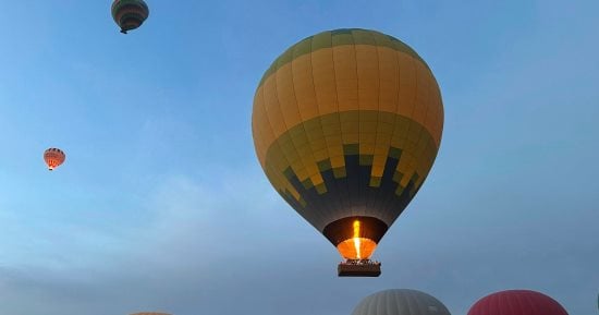 وقف تحليق رحلات البالون الطائر بالأقصر لشدة الرياح وتقلبات الطقس