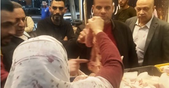 الكيلو بجنيه.. الزراعة تغلق محلا غير مرخص بالجيزة بسبب دواجن غير صالحة