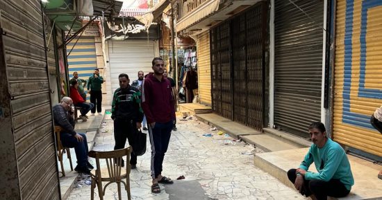 تجار سوق الخواجات بالمنصورة يغلقون محلاتهم حزنا على ضحايا حريق المول التجارى