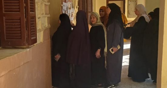 إقبال على لجنة مدرسة عبد المنعم رياض بإمبابة بعد انتهاء فترة الراحة