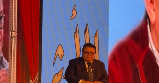 خالد جلال يهدي تكريمه لزوجته علا فهمى وبناته