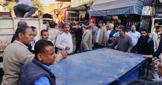حملة فى مدينة العياط لرفع إشغالات الباعة الجائلين وتحقيق الانضباط.. صور