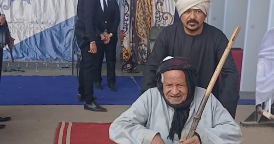 واجب وطنى وتحيا مصر.. مسن يدلى بصوته فى انتخابات النواب بقنا 