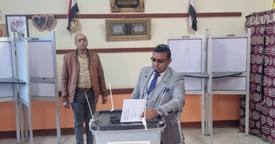 شاب من ذوي الهمم بسوهاج يدلى بصوته فى الانتخابات: المشاركة واجب وطني.. صور
