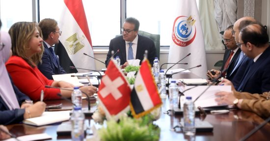 خالد عبد الغفار يبحث مع السفير السويسرى تعزيز التعاون الصحى