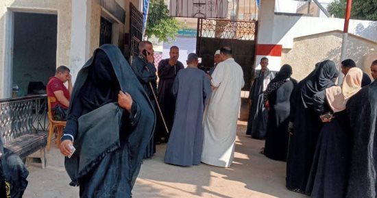 طوابير من السيدات بقرى مركز سوهاج للإدلاء بأصواتهن فى الانتخابات   