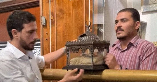 أثر نادر.. قطعة من قميص النبى محمد ﷺ فى مسجد الحسين (فيديو)