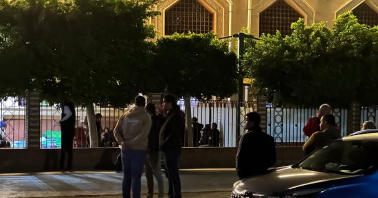 توافد أهالى بورسعيد على مسجد الكريم للمشاركة فى جنازة السباح يوسف محمد.. فيديو