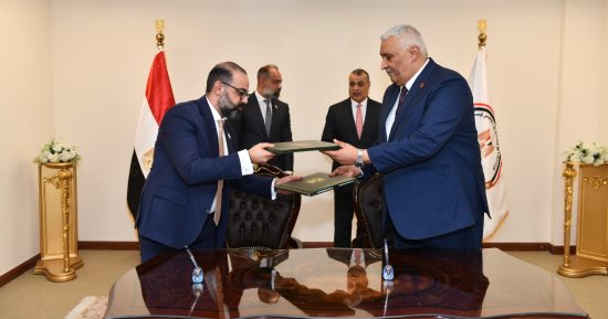 وزير الدولة للإنتاج الحربى يشهد مراسم توقيع عقود تعاون مشترك فى المجال العسكري