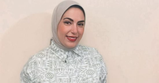 منى.. فتاة من كفر الشيخ تترك المحاماة وتحترف المشغولات اليديوية.. صور