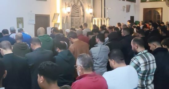 المئات يؤدون صلاة الجنازة على السباح يوسف محمد في بورسعيد.. فيديو وصور