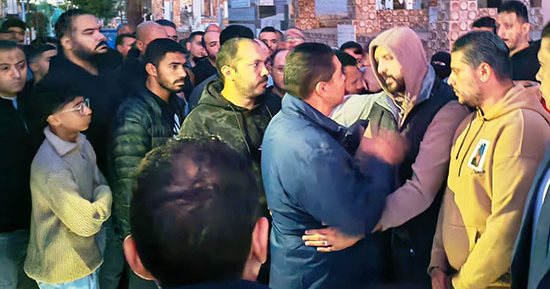 ما تسيبوش حقه.. نداء والد السباح يوسف محمد خلال تلقى العزاء (فيديو وصور)