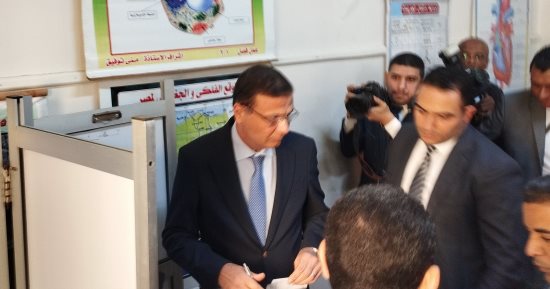 وزير الزراعة يدلى بصوته فى جولة الإعادة بانتخابات النواب بمدرسة الرمل.. فيديو