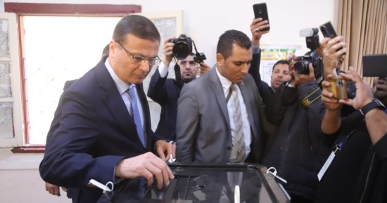 وزير الزراعة أثناء التصويت بإعادة النواب فى الإسكندرية: صوت المواطن أمانة 