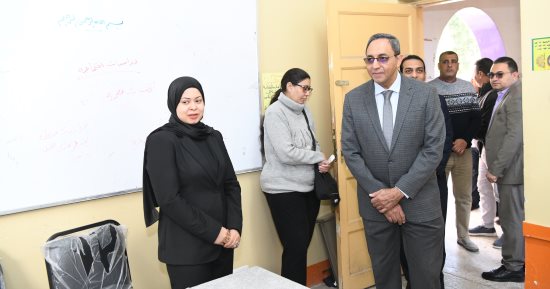 محافظ قنا يواصل جولاته الميدانية لمتابعة سير العملية الانتخابية لليوم الثاني